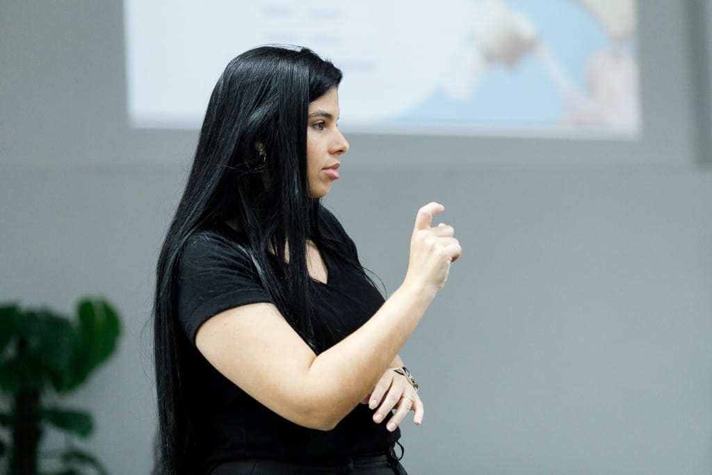 Entre datas de inclusão, ensino bilíngue abre caminhos para crianças surdas em Cuiabá