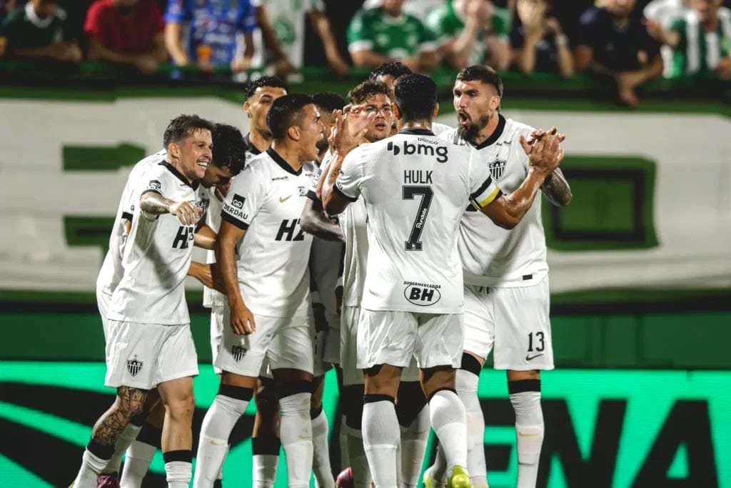 Atlético-MG goleia Chapecoense por 4 a 0 e sobe na tabela do Brasileirão