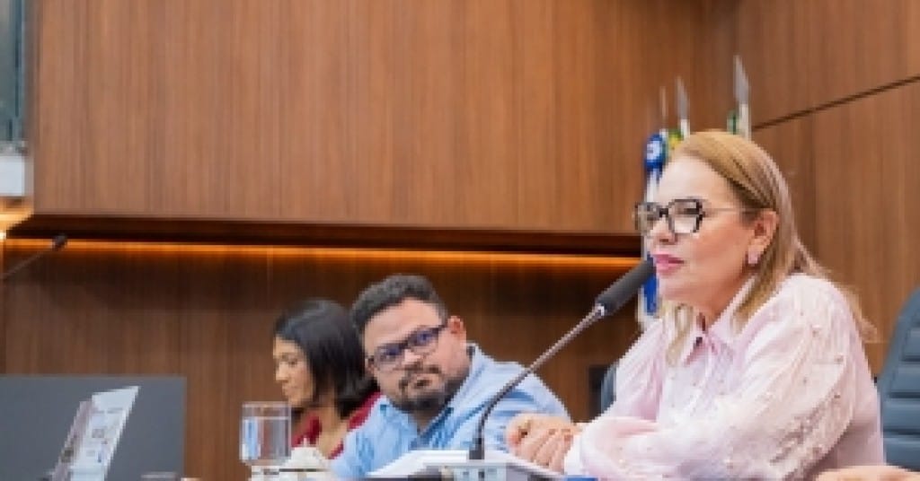 Paula Calil homenageia profissionais da educação e destaca importância para a sociedade
