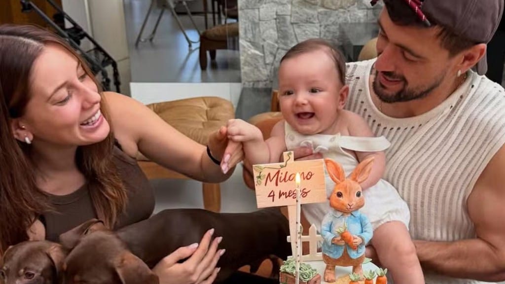Arrascaeta comemora quatro meses do filho Milano com registros em família: ‘Amor