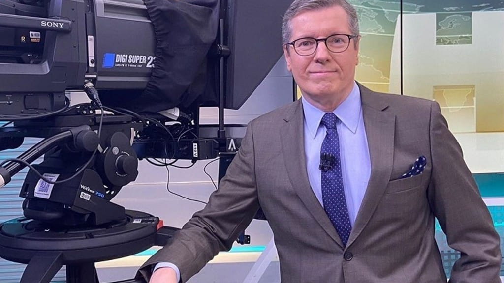 Márcio Gomes recebe troféu de prêmio conquistado há nove anos de Maria Beltrão