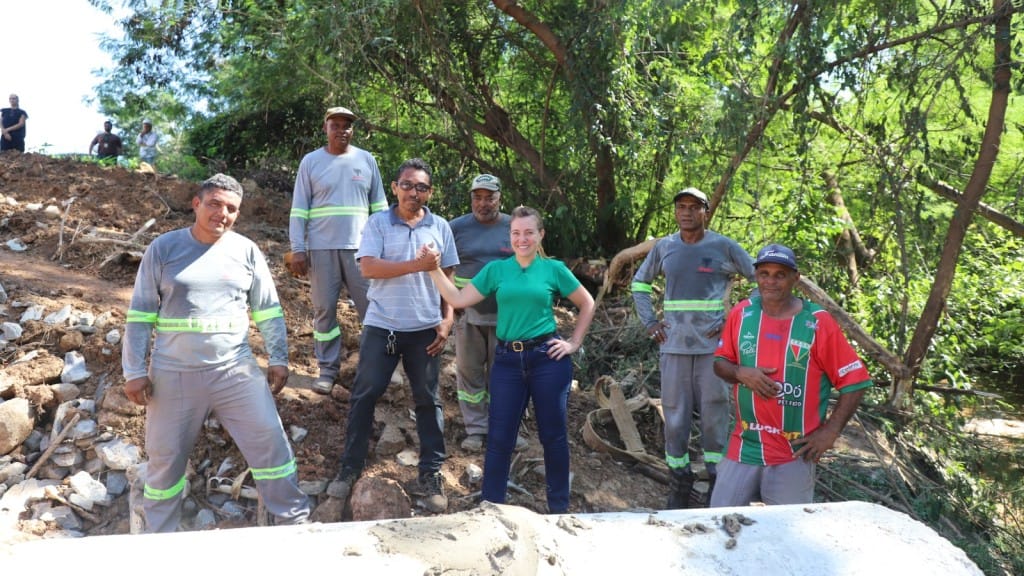 Prefeita Flávia Moretti acompanha obra em via afetada por erosão e garante intervenção definitiva