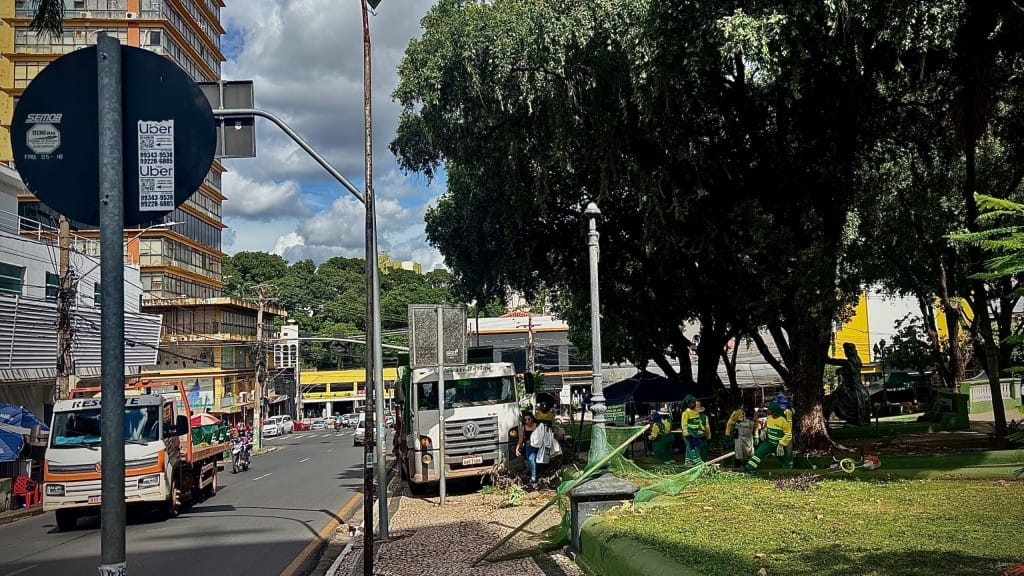 Praça da República recebe mutirão de limpeza da Prefeitura de Cuiabá nesta quinta