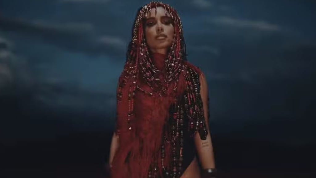 Anitta lança ‘Choka Choka’ de Shakira e divulga lyric video: ‘Tô muito choka choka’
