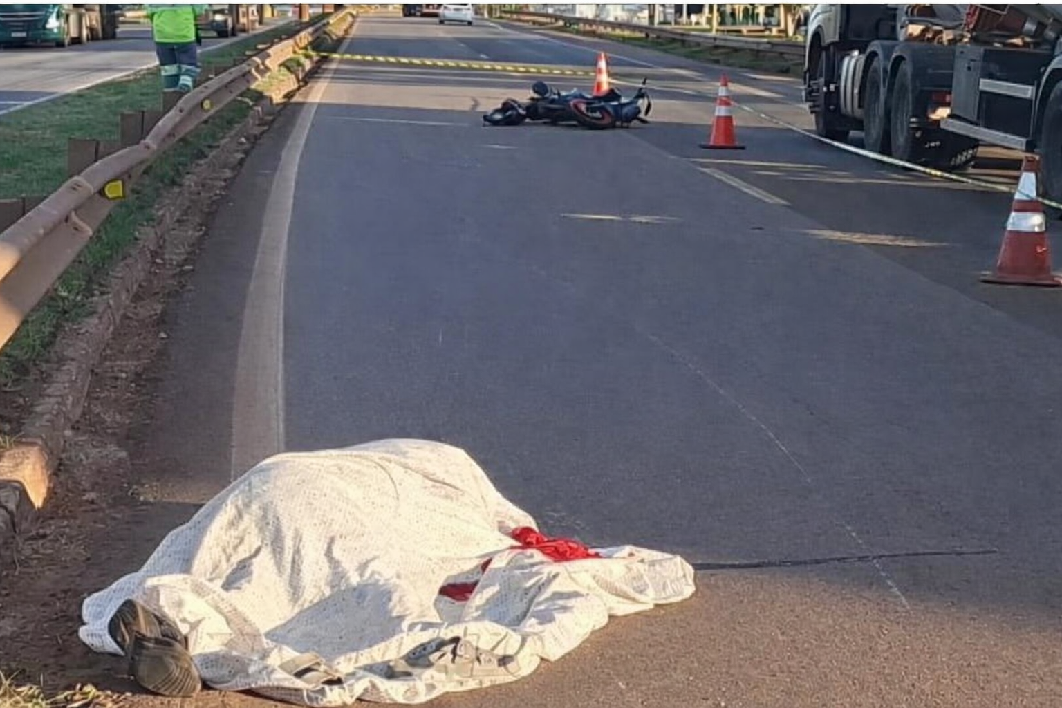 Motociclista morre e perde braço em grave acidente na BR-364; passageira fica ferida em Rondonópolis