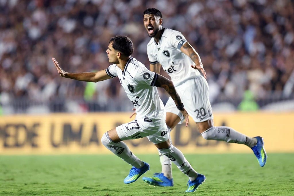 Botafogo vence o Vasco de virada em São Januário e sobe na tabela do Brasileirão