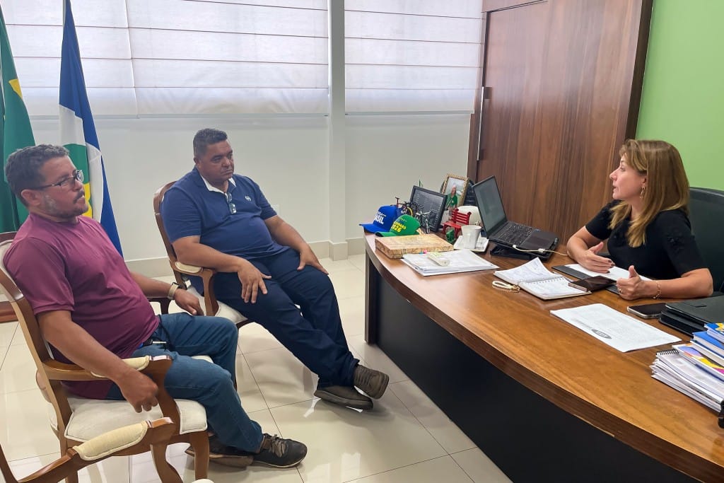 Prefeita apresenta projeto de infraestrutura ao presidente do Carrapicho