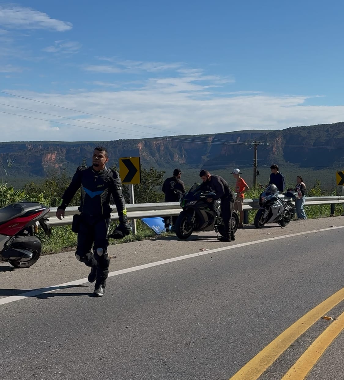 Perigo sobre duas rodas: motociclista perde controle em alta cilindrada e sobrevive a acidente próximo ao Portão do Inferno, VEJA