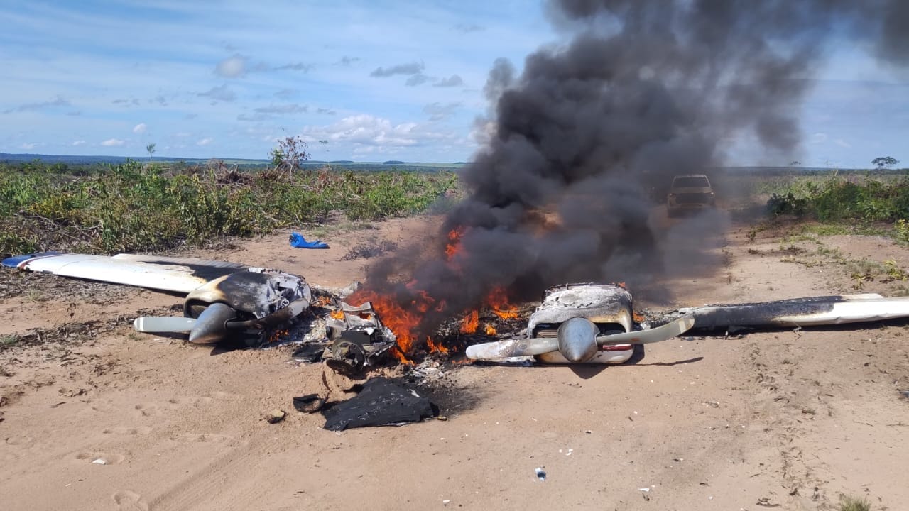 Policia encontra avião bimotor pegando fogo sem piloto e tripulantes após queda em zona rural de MT