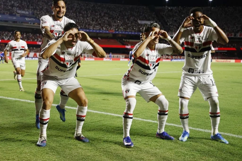 São Paulo goleia o Cruzeiro com show de Ferreira e assume vice-liderança do Brasileirão