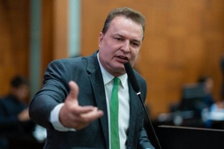 Max Russi denuncia “edital fechado” em licitação de OS e boicote a deputados na Secretaria de Saúde