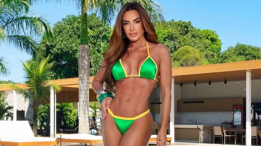 Nicole Bahls posa de biquíni em clima brasileiro após vitória da Seleção