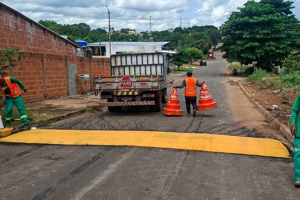 Prefeitura intensifica tapa-buracos e reforça sinalização no Jardim Ikaray