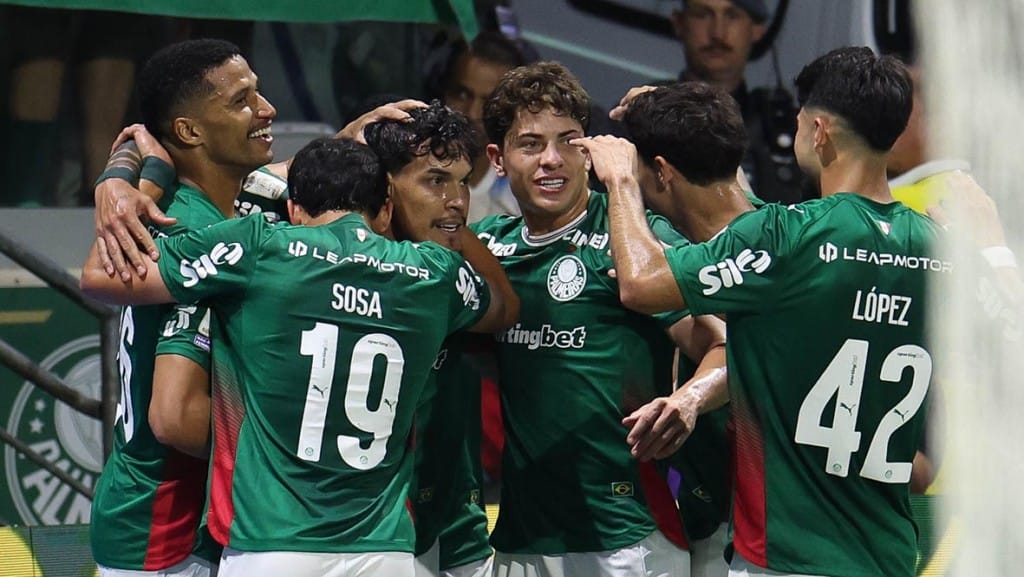 Palmeiras resiste com 10 e mantém liderança isolada ao bater Athletico-PR 