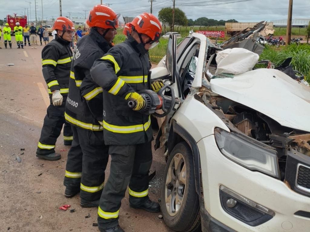 Corpo de Bombeiros faz desencarceramento de vítimas presas às ferragens após colisão de veículo de passeio