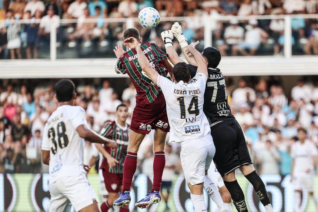 Fluminense vira nos minutos finais e vence Santos por 3 a 2 na Vila Belmiro pelo Brasileirão