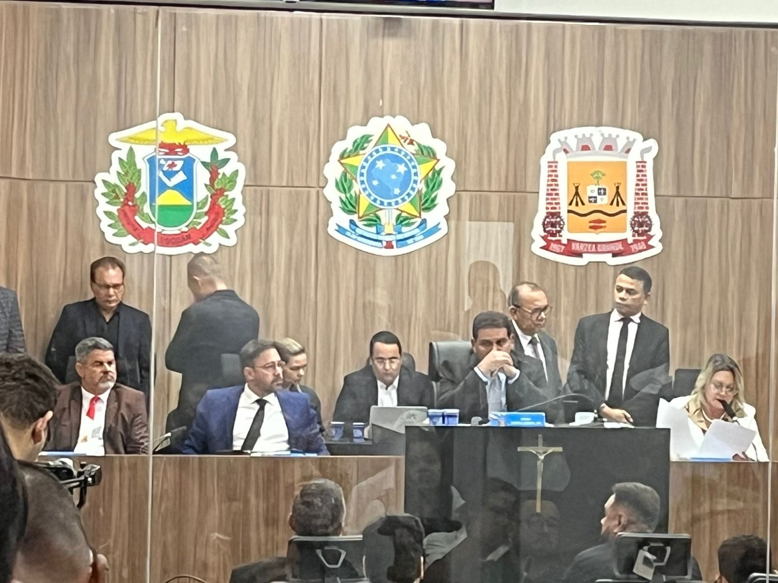 Vitória por um voto consolida a reeleição de Wanderley Cerqueira à presidência da mesa da Câmara e amplia guerra política em Várzea Grande