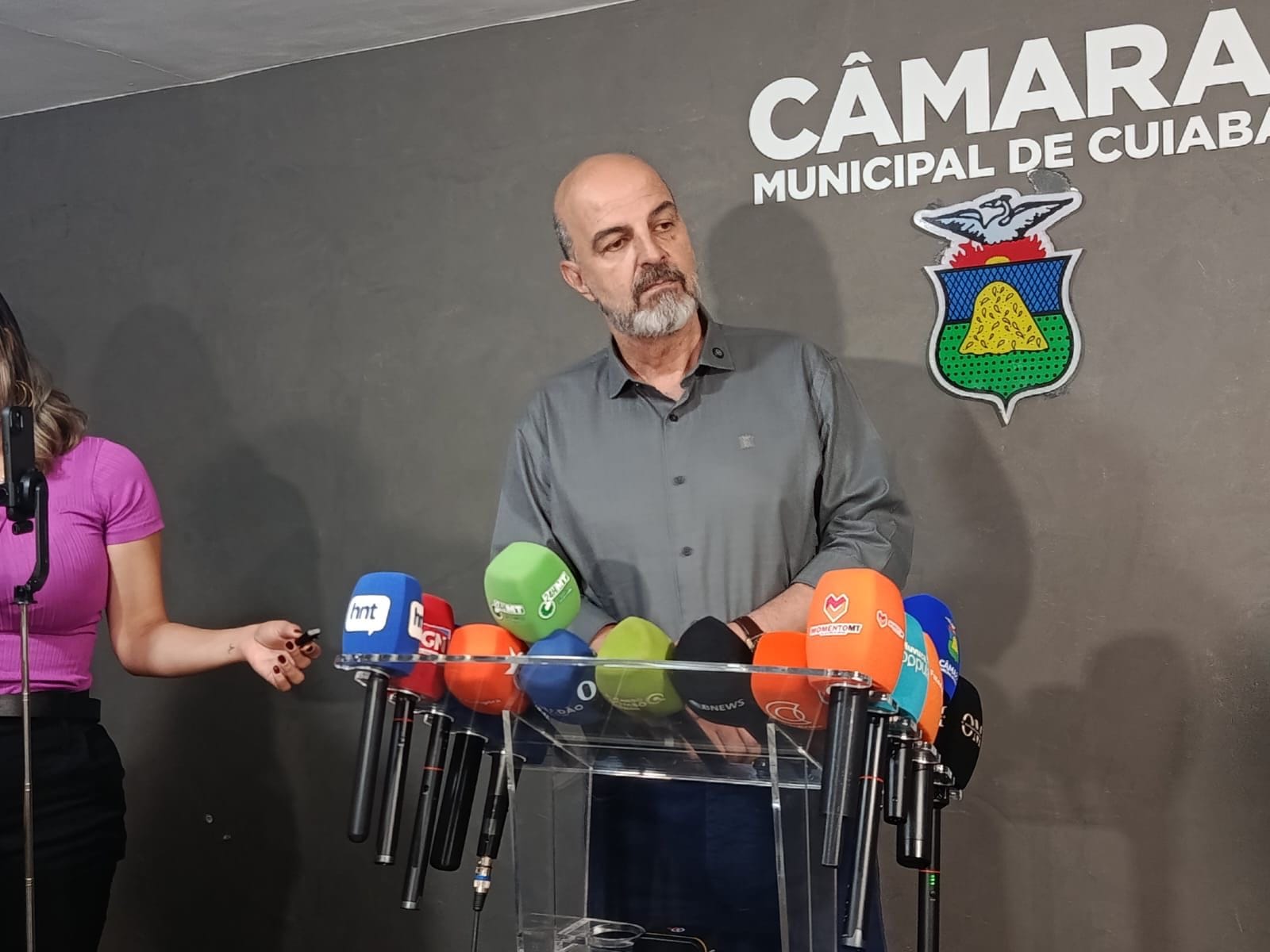 “Cortina de fumaça” e “falácias”: Amauri Monge reage a denúncia de rombo milionário na Educação, diz que Prefeitura vive colapso fiscal e que Abílio aprovou todo Planejamento pedagógico de  Cuiabá