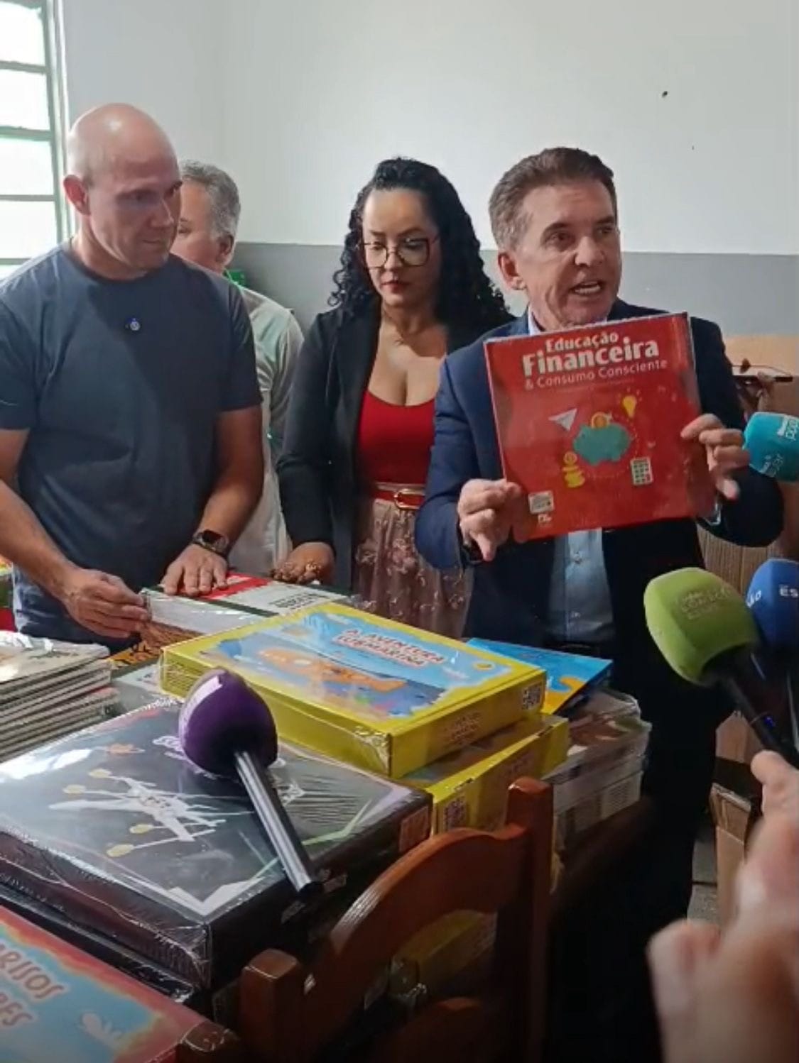 “Há desonestidade quando se compra o que não precisa”, diz Sérgio Ricardo ao questionar livros repetidos na Educação de Cuiabá  para justificar desvio de 80 milhões