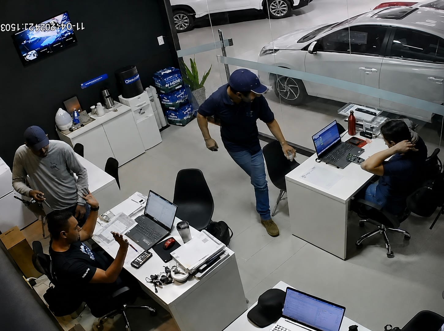 Dupla se passa por cliente e assalta loja de veículos em Cuiabá.