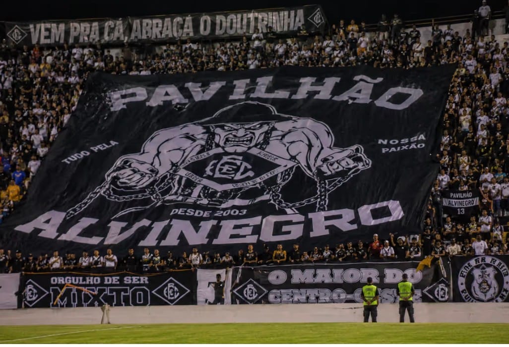 Justiça derruba restrição e libera bandeiras da Pavilhão Alvinegro no Dutrinha após polêmica sobre proibição em Cuiabá