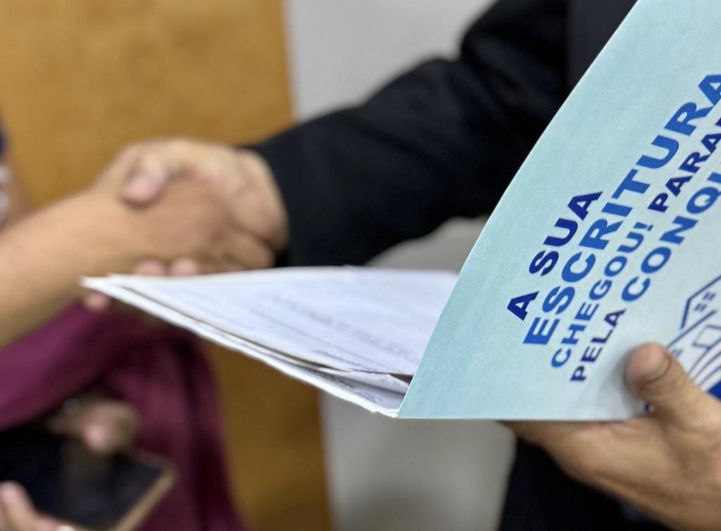 Governo entrega 325 escrituras em Várzea Grande enquanto regularização fundiária ainda desafia milhares de famílias