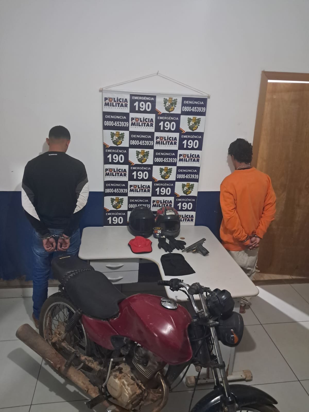 Homem é executado com vários tiros dentro de kitnet; suspeitos são presos