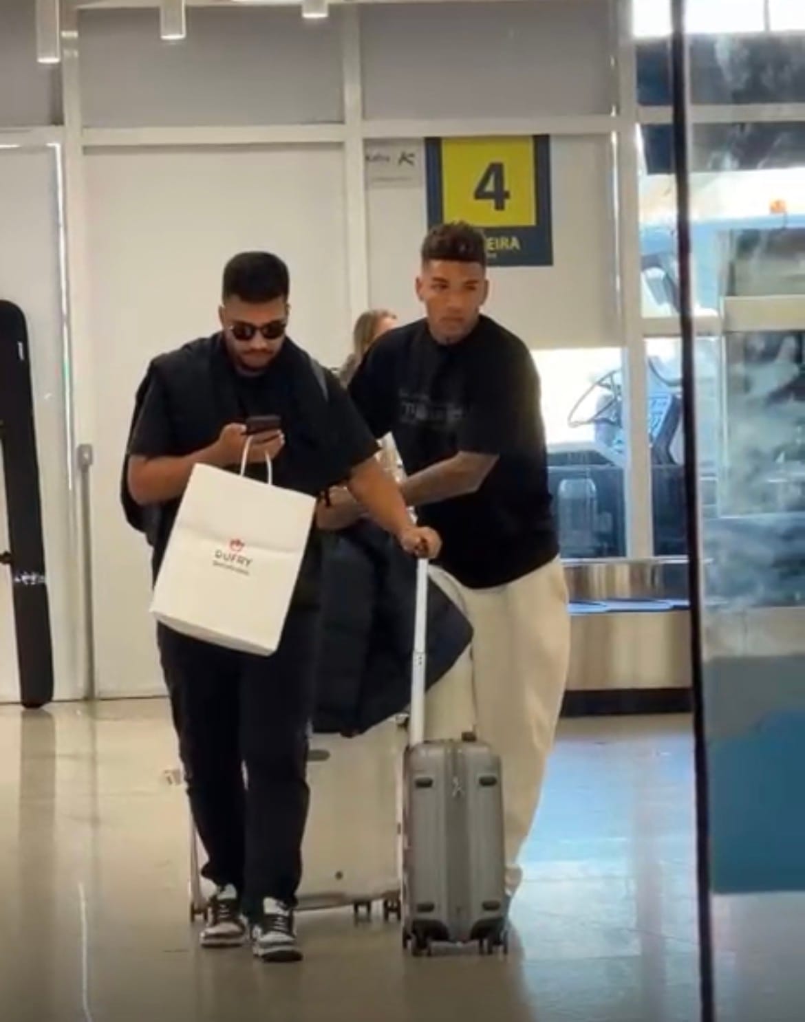 Ídolo cuiabano, Igor Jesus desembarca em Várzea Grande e mobiliza fãs no aeroporto