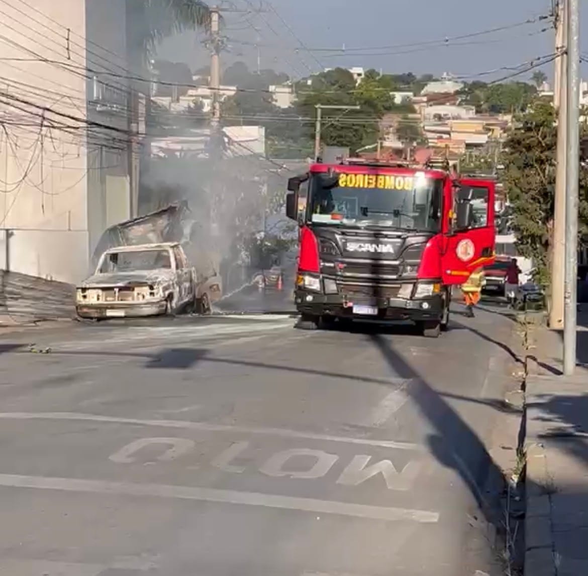 Veículo pega fogo em avenida movimentada e mobiliza bombeiros no Centro de Cuiabá