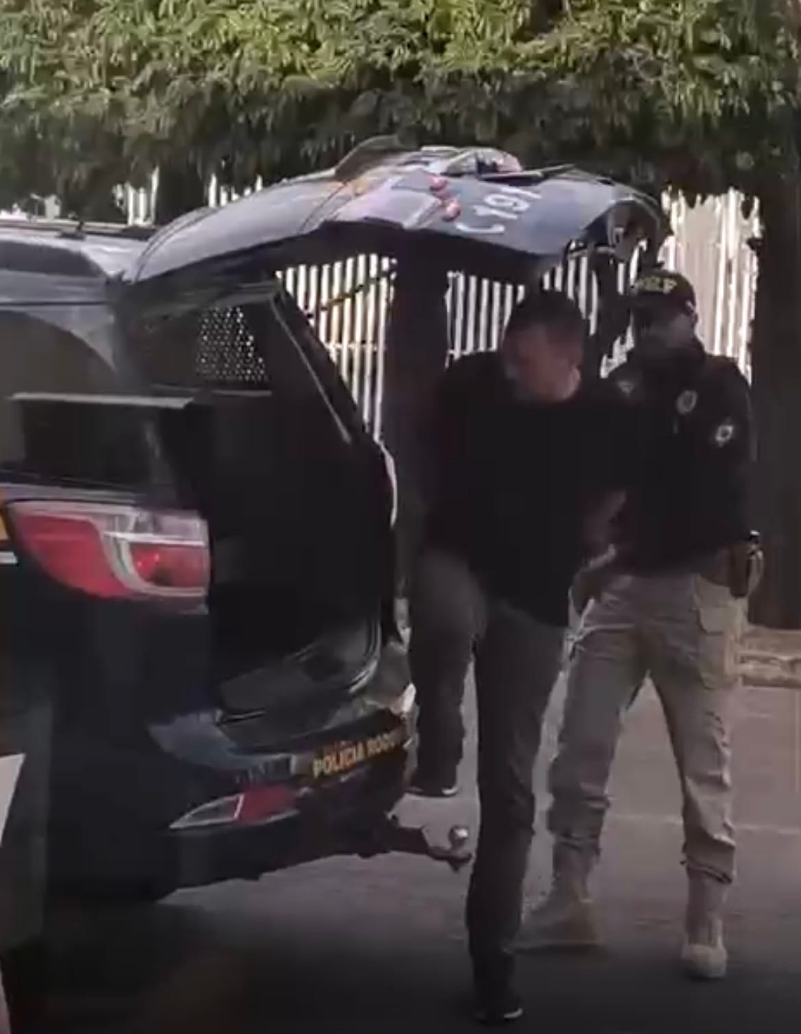 Jornalista passa mal ao ser  preso com arma de fogo após abordagem da PRF em Sinop
