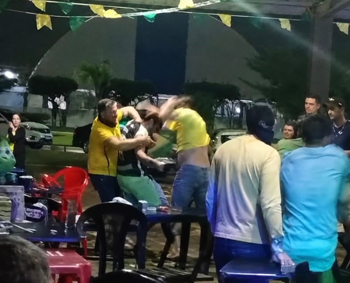 Vídeos mostram vereador trocando socos durante confusão em bar