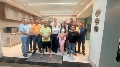 Grupo de 14 vereadores fecha pacto e condiciona apoio à reeleição de Paula Calil caso consiga mudança do regimento interno