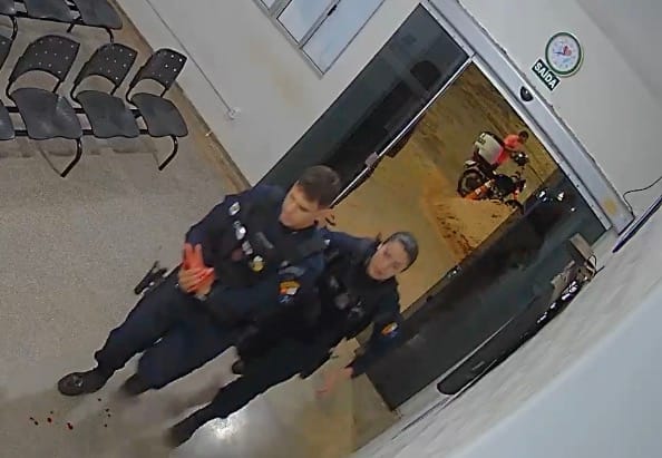 “Estou perdendo a mão”: policial chega ferido a unidade de saúde após ataque com facão durante ocorrência de violência doméstica