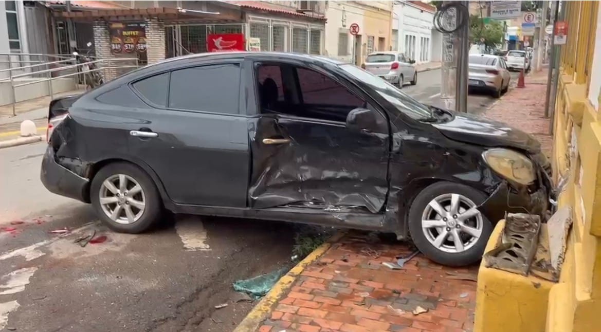 Colisão entre carro e caminhonete deixa três feridos, entre eles uma criança, no Centro de Cuiabá