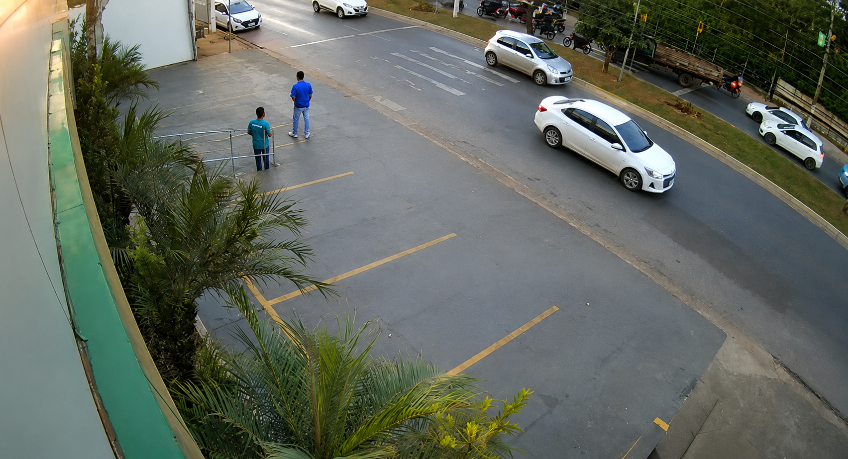 Motociclista bate na traseira de carro estacionado e fica ferido em Cuiabá