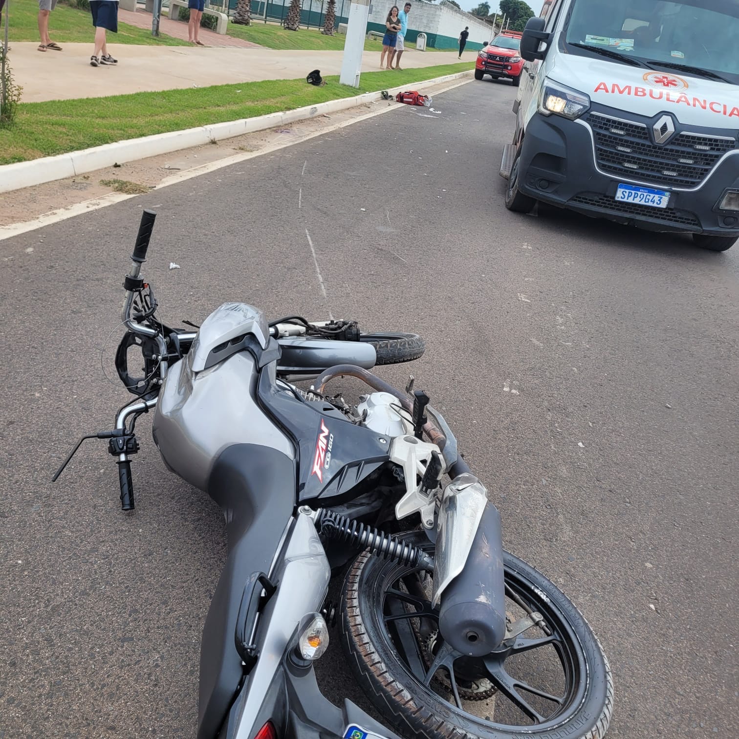 Menina de 2 anos morre após moto bater em poste em avenida de Cuiabá