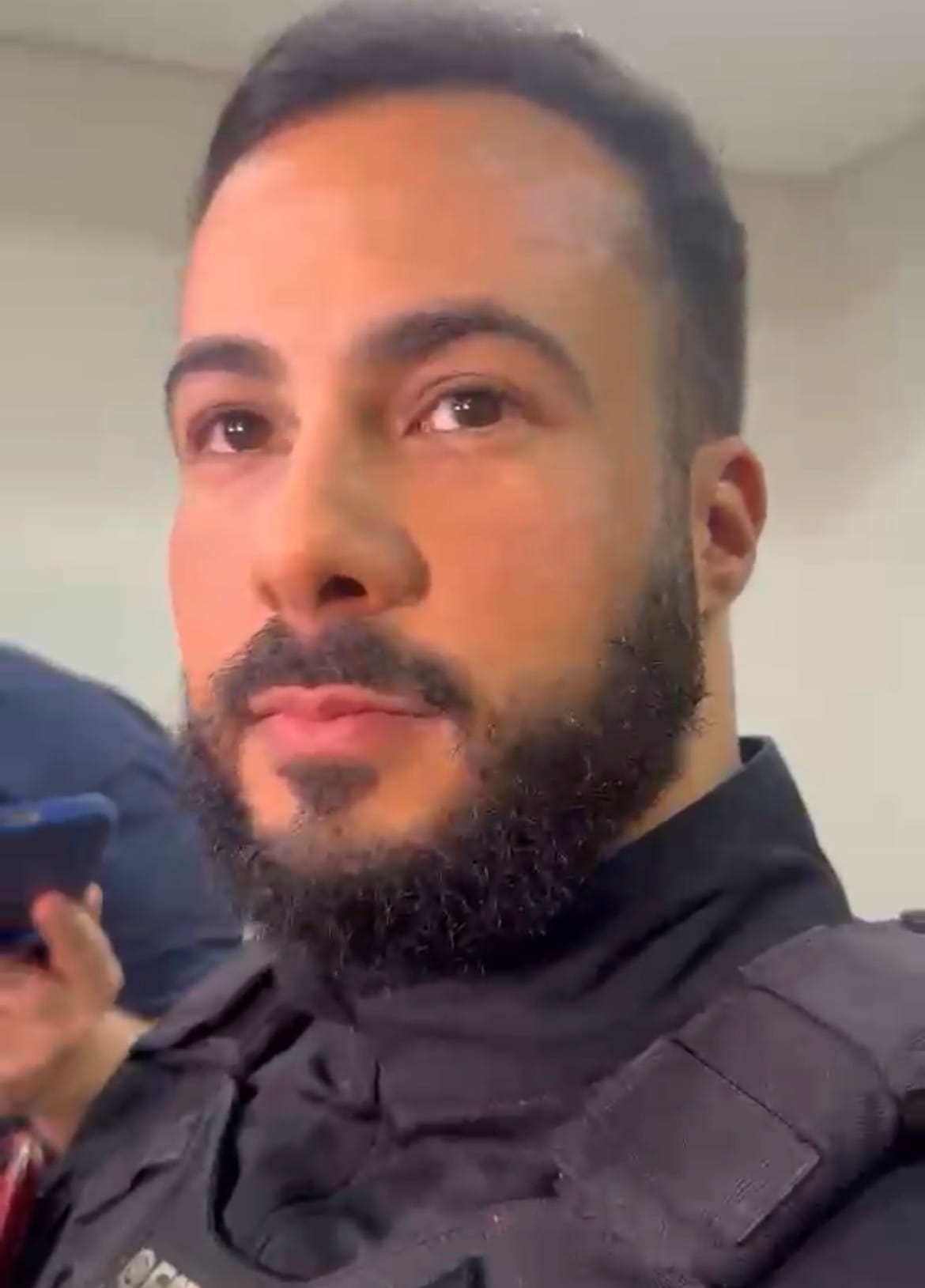 Laranja do CV vivia em casa de madeira e escondia apartamento de R$ 6 milhões à beira-mar para facção, diz delegado sobre alvo da operação Replay