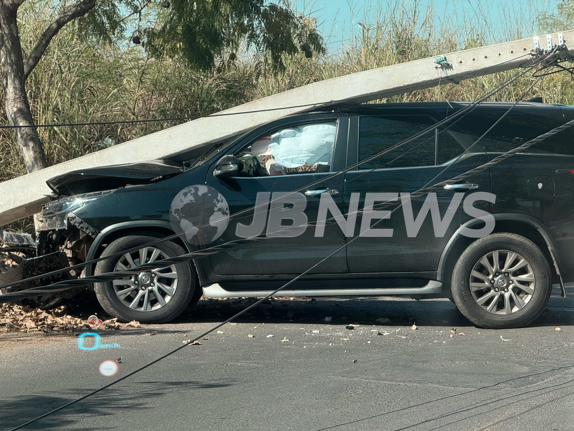 Carro de Eduardo Botelho perde controle, derruba poste e mobiliza agentes de trânsito em Cuiabá