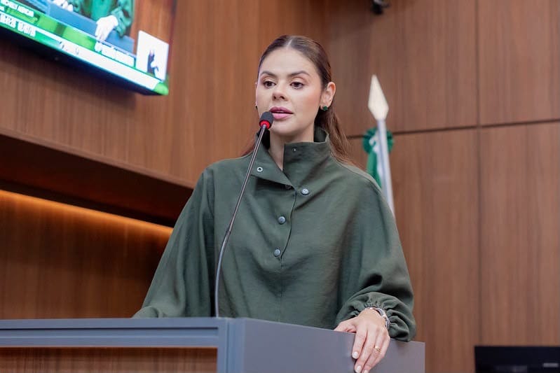 Michelly diz que eleitor deve "dar o recado nas urnas" e acusa PT de "assaltar o bolso" dos brasileiros