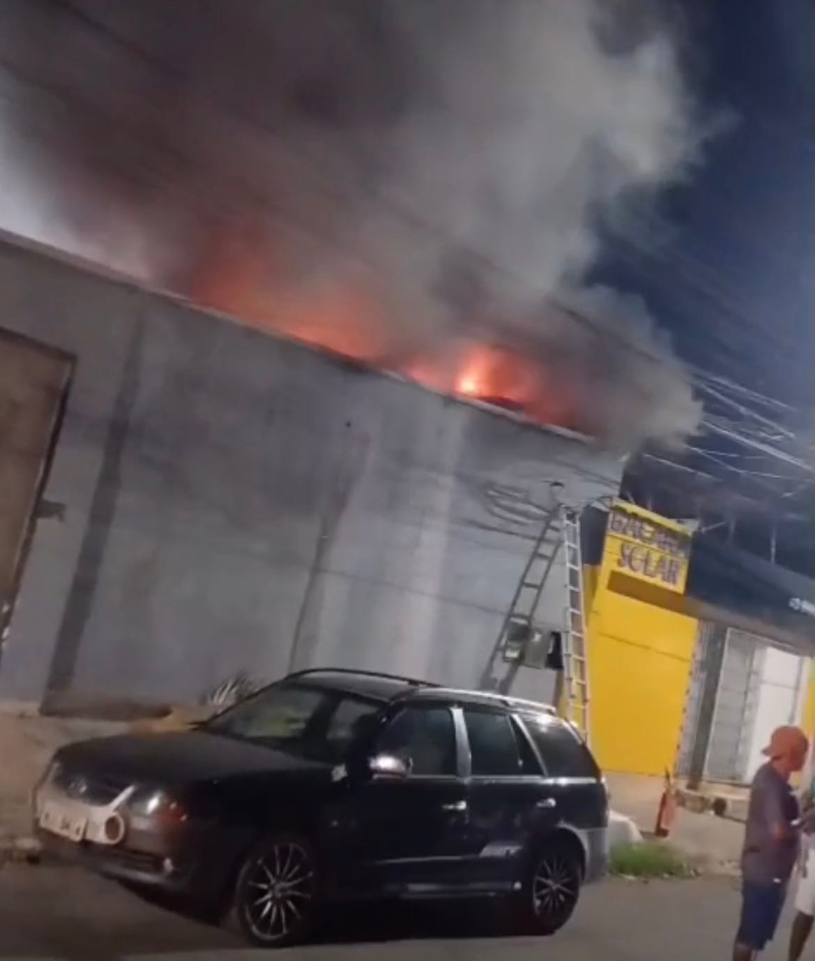 Incêndio atinge casa noturna, espalha fumaça e mobiliza quatro viaturas em Cuiabá