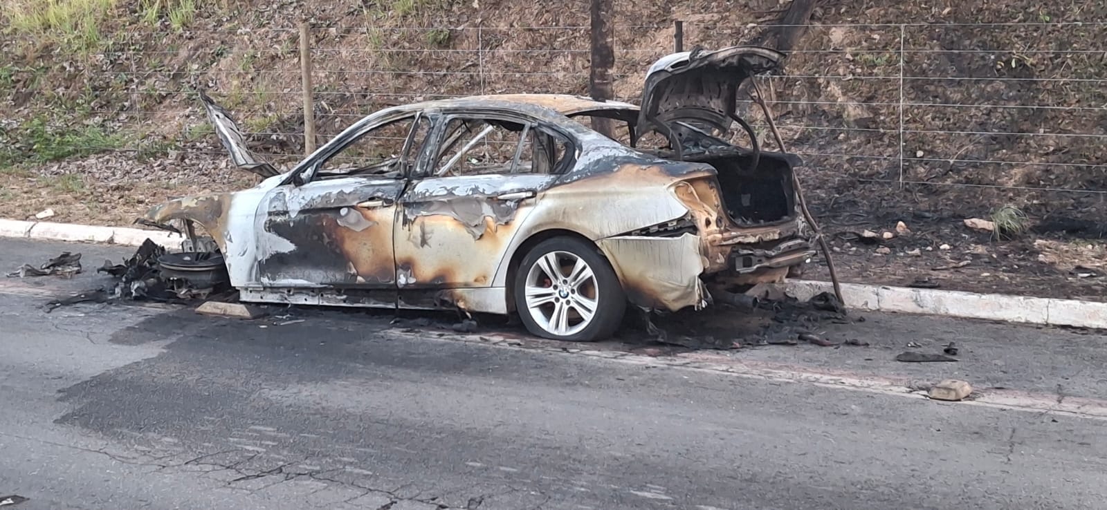 BMW vira bola de fogo após motorista ouvir explosão na Avenida das Torres