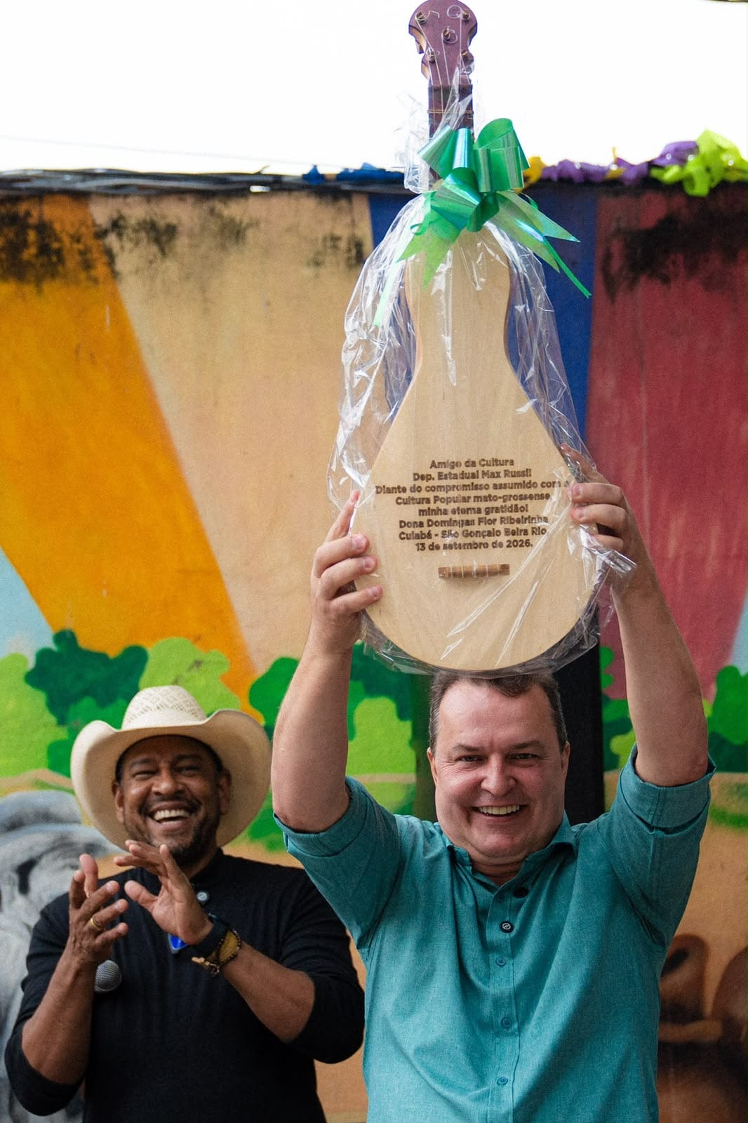 Max recebe viola de cocho em homenagem de grupos de siriri e reafirma compromisso com a cultura de MT