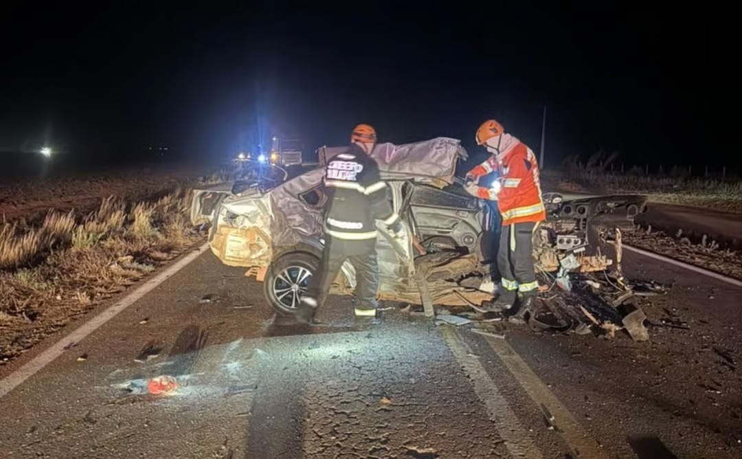 Homem morre após carro capotar em batida com caminhonete na BR-070