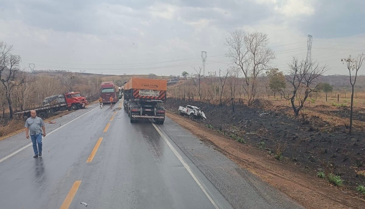 Colisão entre caminhão e S10 mata dois e deixa sobrevivente em estado grave