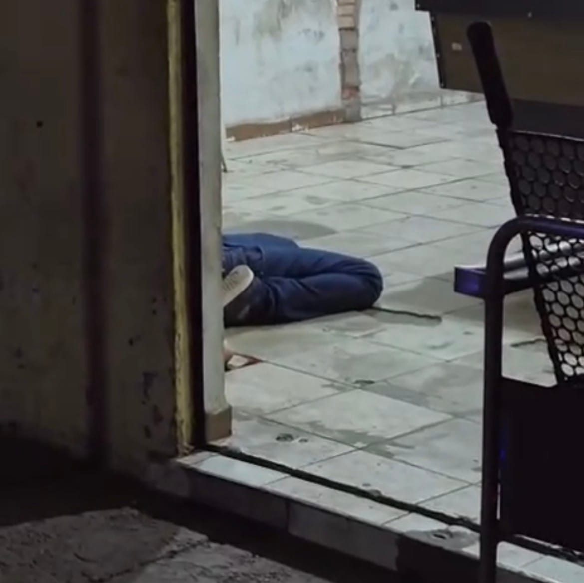 Homem é assassinado a tiros dentro de bar em Várzea Grande