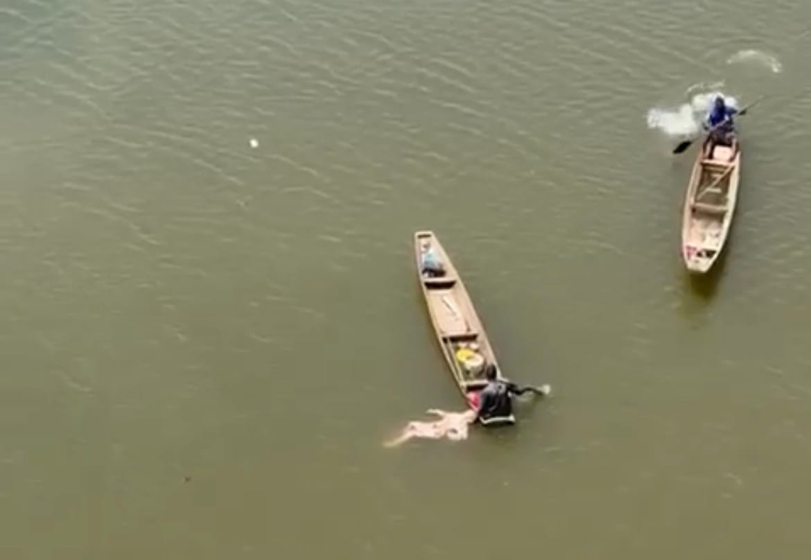 Pescadores salvam mulher após ela se jogar da Ponte Sérgio Motta; vítima é levada de helicóptero ao HMC