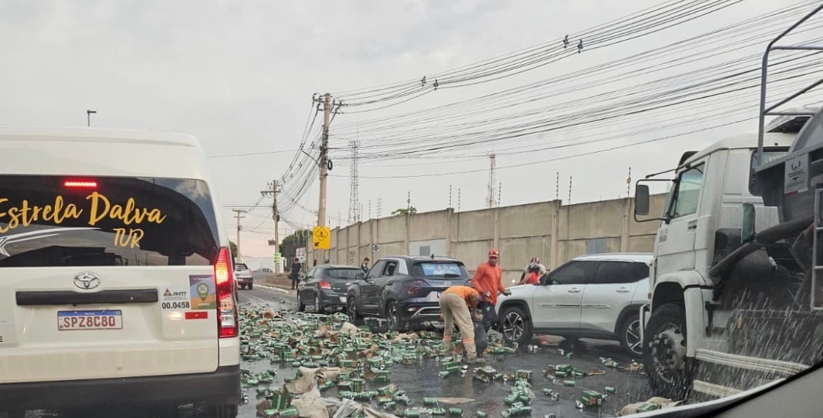 Vídeo mostra populares levando carga após caminhão de Heineken tombar em Cuiabá
