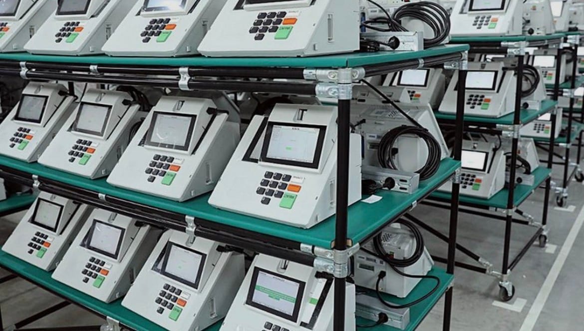 Mais de 700 urnas de Cuiabá e VG recebem dados de eleitores e candidatos e são lacradas pelo TRE