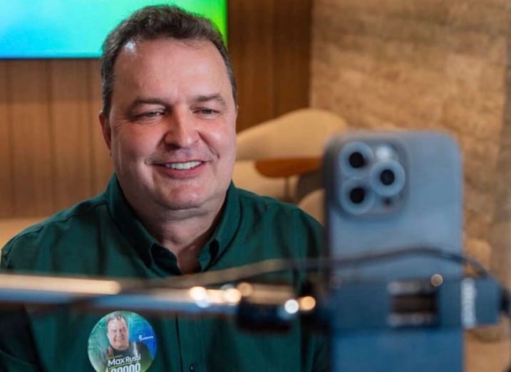 Max leva campanha às redes, reúne milhares em live e aposta em mandato municipalista na reta final