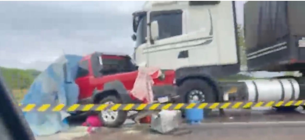 Vídeos mostram caminhonete destruída após acidente com duas mortes na BR-364